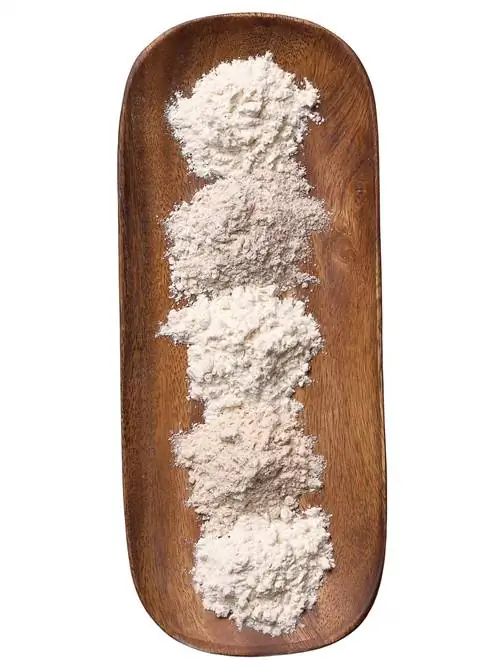 деревянный поднос из разных видов муки