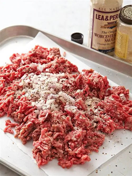 сырой говяжий фарш луковые приправы вустерширский соус