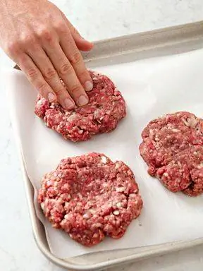 сырые котлеты для гамбургеров