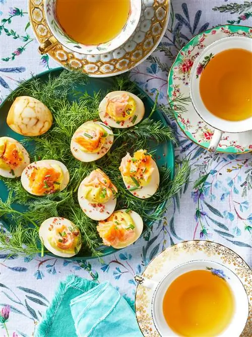 Яйца, фаршированные чаем с дымком