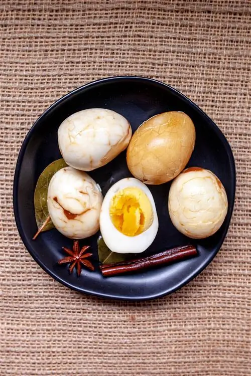 Сваренные вкрутую яйца к чаю – это модная закуска, которую нельзя пропустить