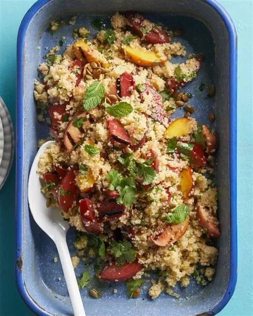 Фруктовый салат с кускусом на гриле