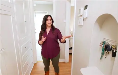 Мисси Берковиц в коридоре показывает варианты хранения в своем доме.