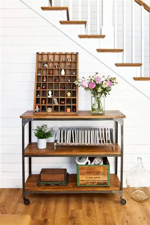 деревянная тележка с винтажным декором