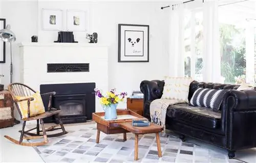 гостиная с небольшим винтажным журнальным столиком