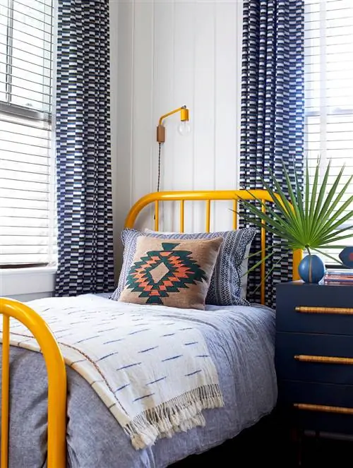 спальня с полосатыми шторами