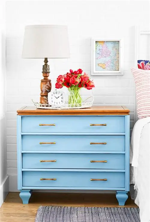 синяя тумба с цветами