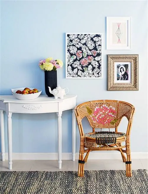 зона отдыха с плетеным креслом и белым столом