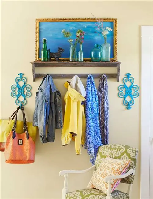 произведение искусства и декор над вешалкой
