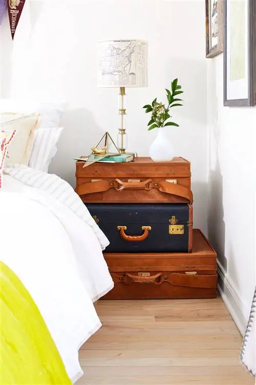 старинные чемоданы, используемые в качестве тумбочки