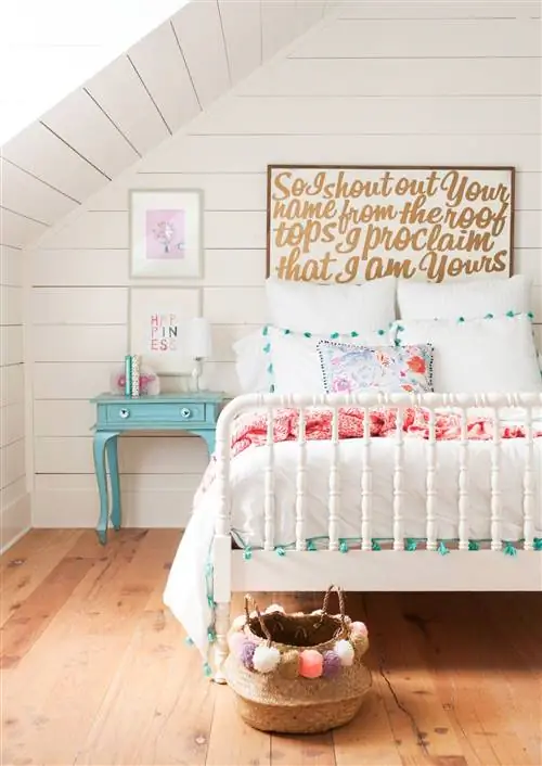 спальня с белым каркасом кровати