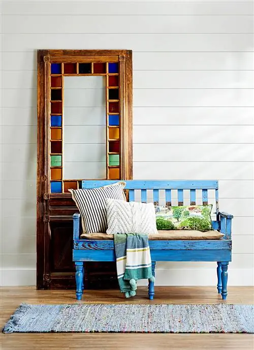 Синяя скамейка перед витражной дверью