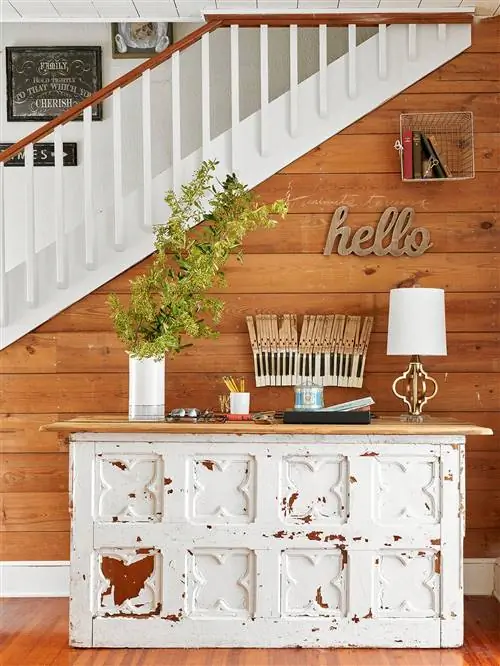 современный деревенский дом, деревянные панели, лестница, буфет