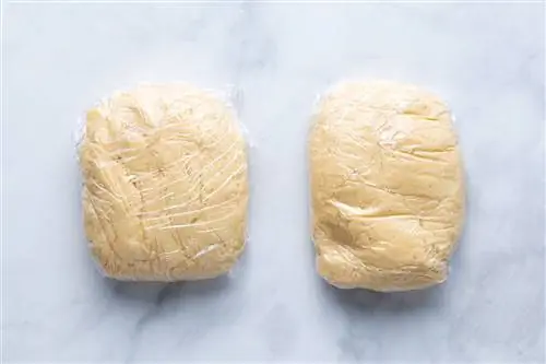 тесто для сахарного печенья, завернутое в пищевую пленку для охлаждения