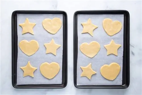 лучшее сахарное печенье на пергаментной бумаге готово к выпечке