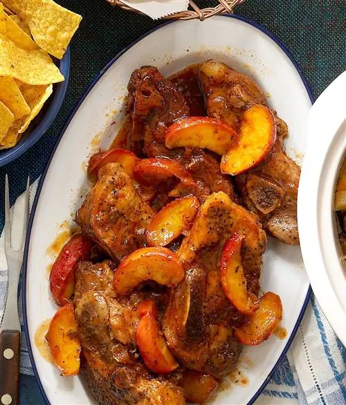 Свиные ребрышки по-деревенски с яблоком и бурбоном