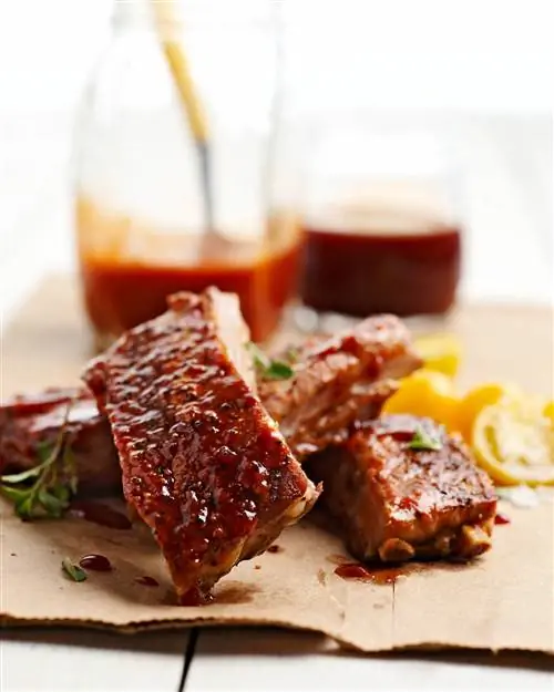 Копченые ребрышки по-сен-луисийски с двумя соусами