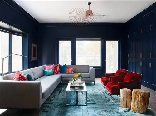 гостиная с темно-синими стенами