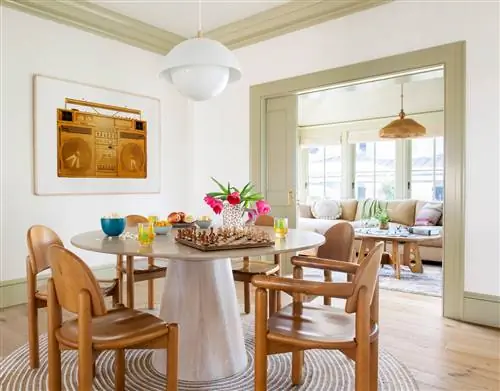 столовая с зеленой отделкой