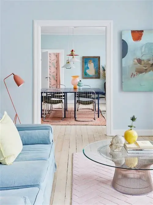 гостиная и столовая с голубыми стенами