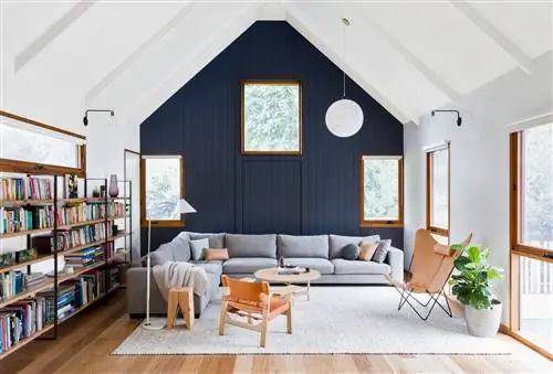 гостиная с темно-синей акцентной стеной