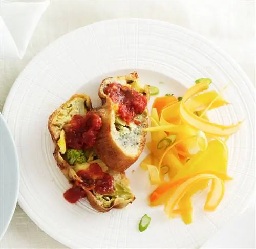 Легкий салат с морковной лентой