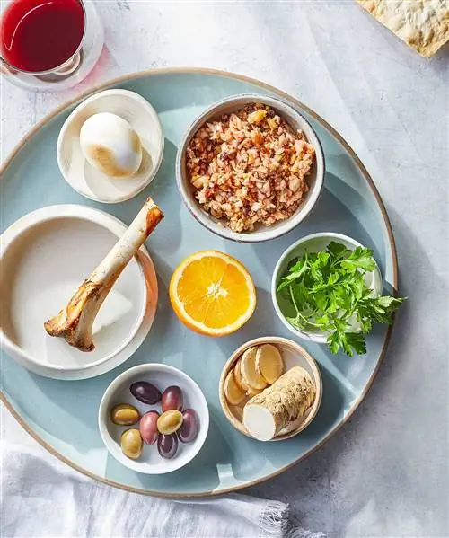 пасхальный стол поднос вид сверху седер харосет ягненок голяшка петрушка апельсин яйцо