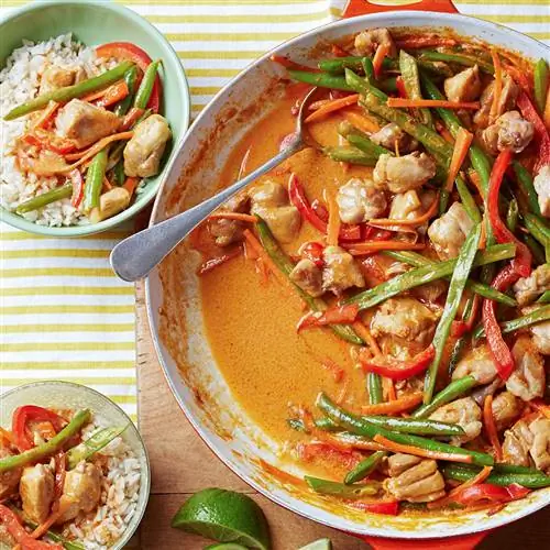 Курица с кокосом и карри на сковороде с дольками лайма