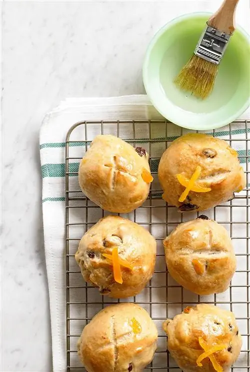 Горячие булочки с абрикосом и изюмом