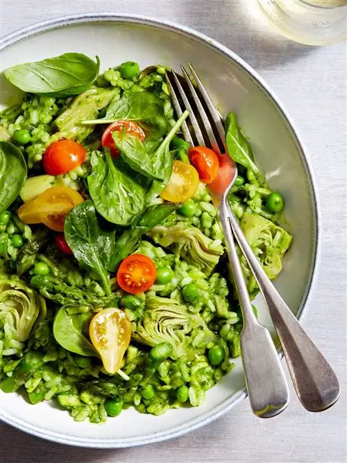 Verde Risotto в миске с посудой