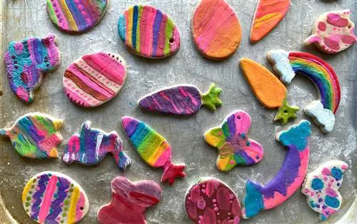 Красочные пасхальные яйца из соленого теста на металлической сковороде