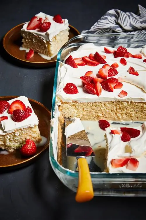 Домашний торт Tres Leches с лопаточкой в стеклянной посуде