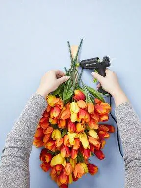 полный букет тюльпанов, приклеенных к дереву полный букет тюльпанов, приклеенных к дереву