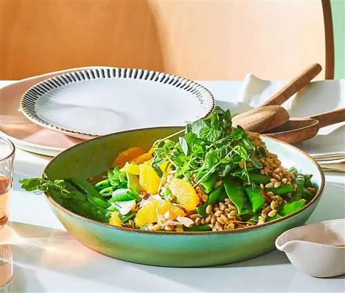 Snap Peas, Snow Peas и Farro с апельсинами и цитрусово-кунжутной заправкой Snap Peas, Snow Peas и Farro с апельсинами и цитрусово-кунжутной заправкой