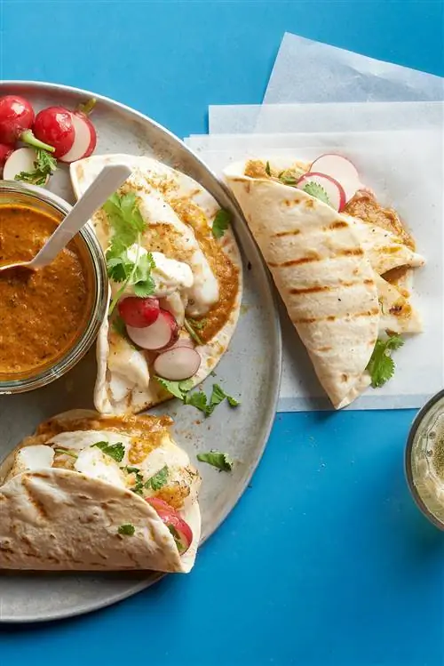 Рыбные тако с сальсой из жареных помидоров