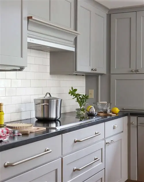 индукционная кухонная плита с серыми шкафами