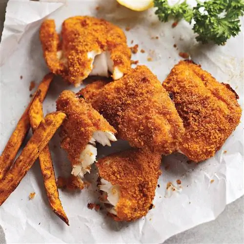 Пряная рыба, запеченная в духовке, и картофель фри из сладкого картофеля