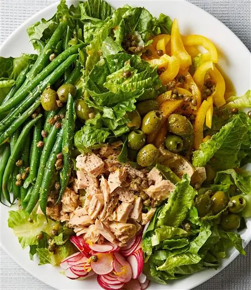 Средиземноморский салат с тунцом