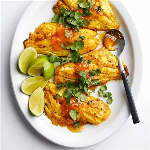 Тарелка с золотой куркумой