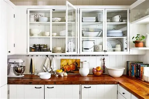 Кухня с белыми шкафами и деревянными стойками