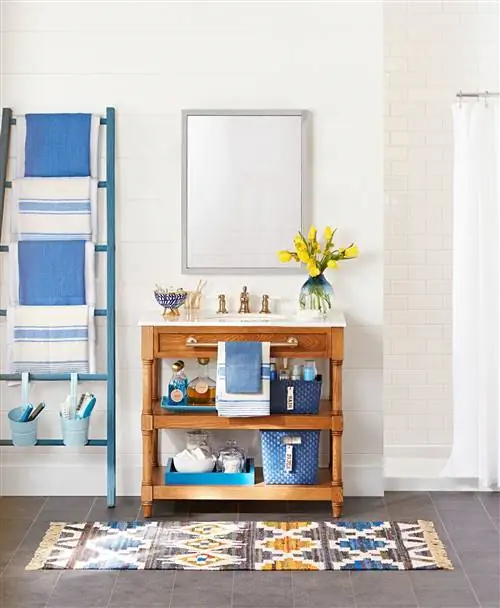 туалетный столик с синим акцентом в ванной комнате