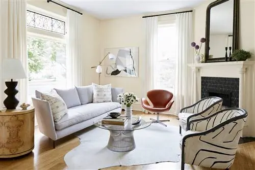 яркая современная гостиная с черными акцентами и камином