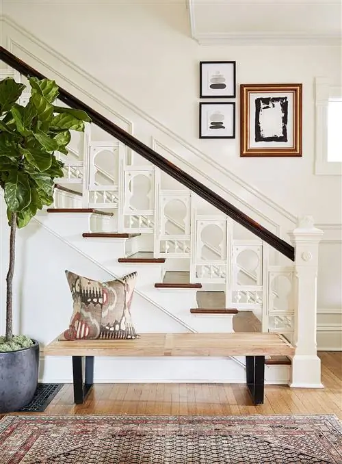 кремовый прихожая лестница скамейка старинный ковер