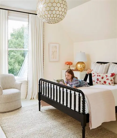 современная кремовая спальня для девочек с черной шпиндельной кроватью