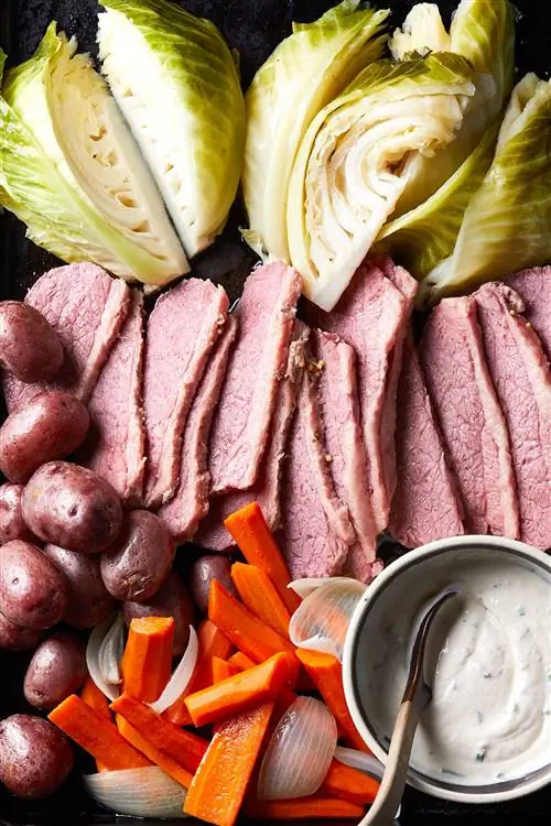 вид сверху на солонину, капусту, картофель и морковь