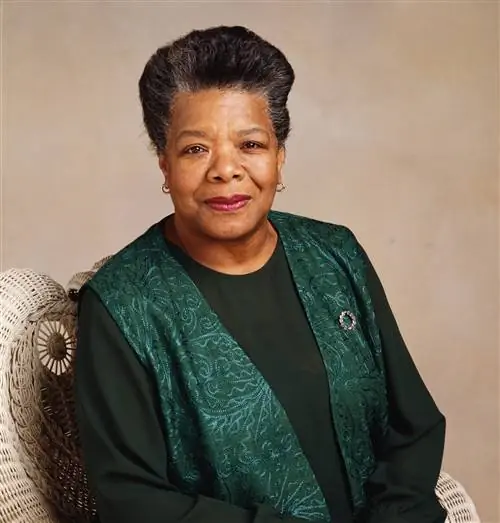 Maya Angelou в зеленом наряде