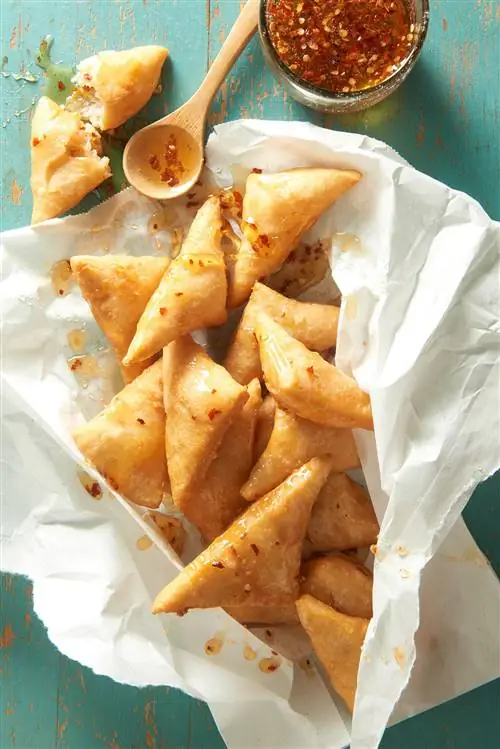 Сопапиллы с пряным медом, завернутые в пергаментную бумагу