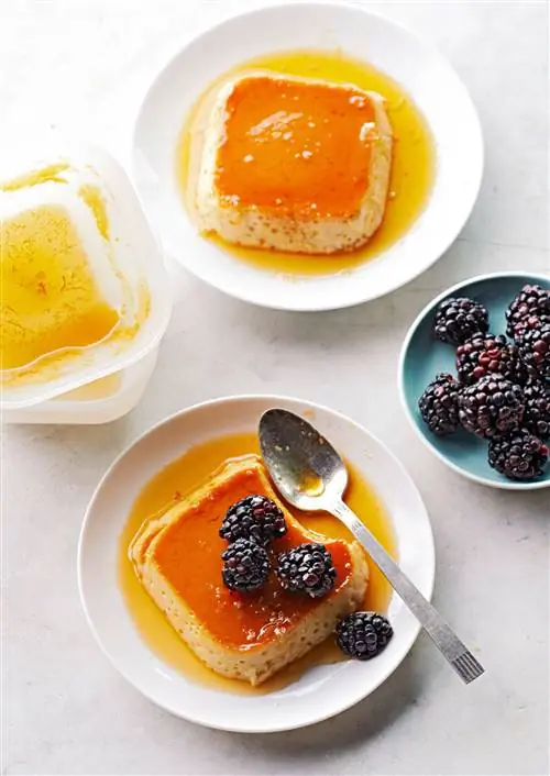 Флан с соленой карамелью и ежевикой