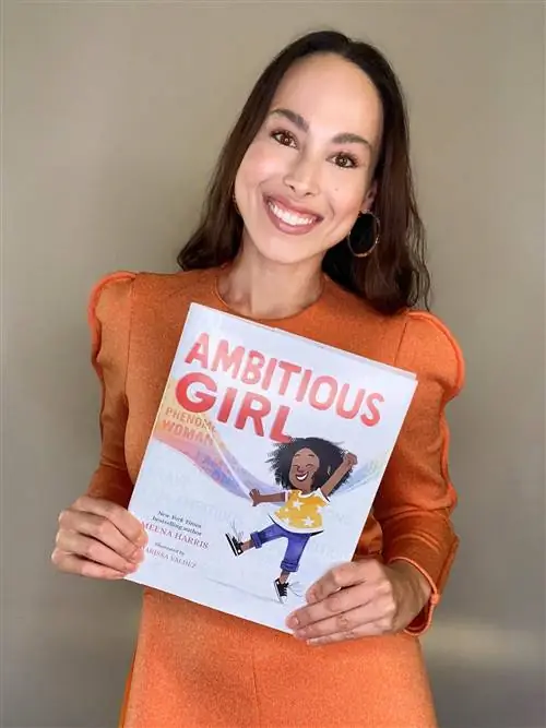 Мина Харрис держит книгу