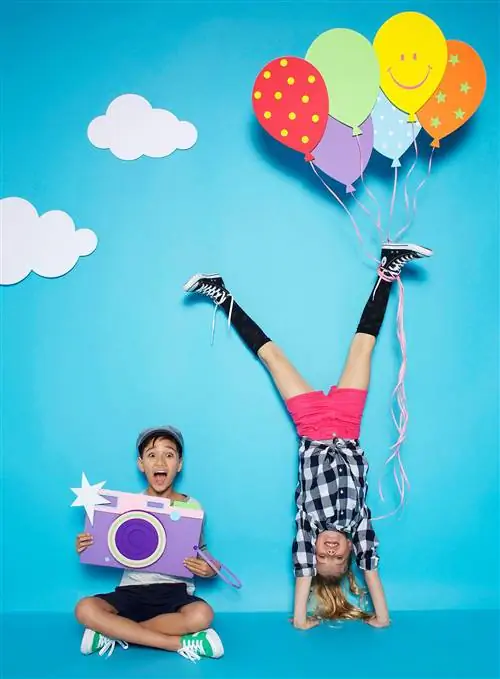 детская фотобудка в помещении большой реквизит